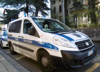 Feci sulla faccia di un anziano, sospesa casa famiglia