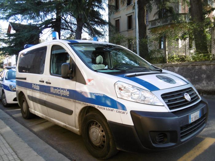 Feci sulla faccia di un anziano, sospesa casa famiglia