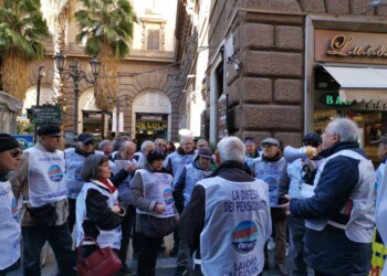 Gilet bianchi tornano in piazza