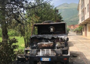 Incendiati due mezzi impresa in Calabria