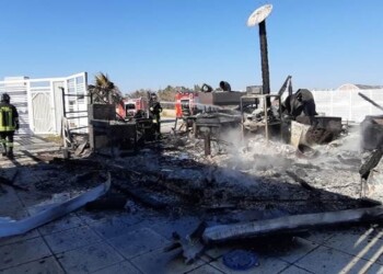 Incendio in lido balneare nel crotonese