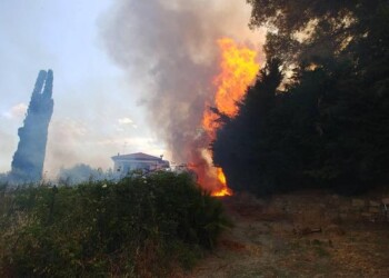 Incendio minaccia case, salvata coppia