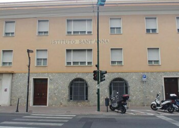 Madre compra scuola per non farla chiudere