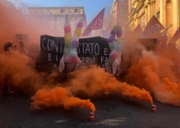 Manichini Salvini-Meloni a corteo
