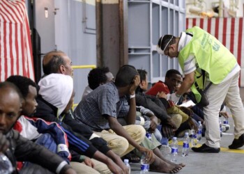 Migranti: in 70 sbarcano nel Tarantino, cittadini li ristorano