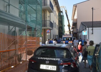 Muore operaio travolto da travi di legno
