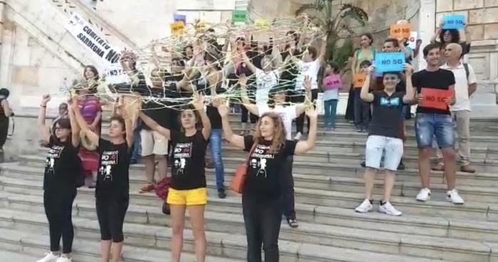 No alla sperimentazione 5G, flash mob