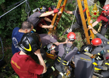 Operaio cade in tombino, soccorso