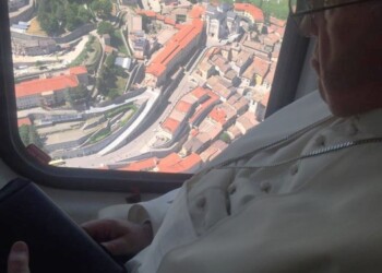 Papa in volo sull’Umbria benedice Cascia