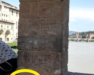 Scrive sul Ponte Vecchio, denunciata