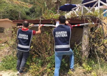 Sequestrati manufatti abusivi, denuncia