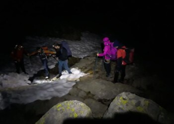 Sorpresi dal buio in montagna, salvati