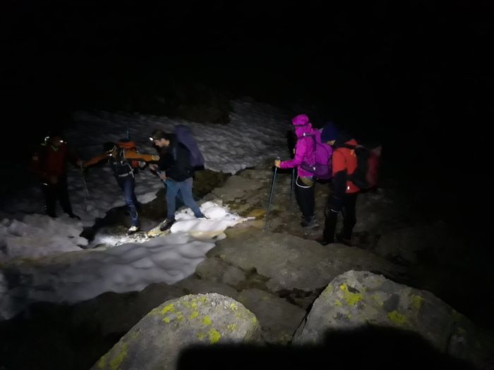 Sorpresi dal buio in montagna, salvati