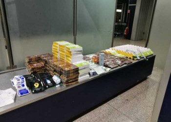 Viaggiava con 38 kg di farmaci cinesi, denuncia