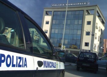 Vigile investito, individuato scooterista