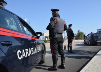 Abusi su figlio 15enne, arrestato