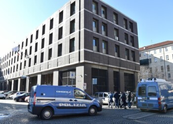 Accoltellato per rapina, grave 25enne