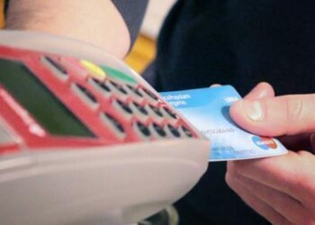 Anche all’estero la carta di credito sotto l’ombrellone conviene 