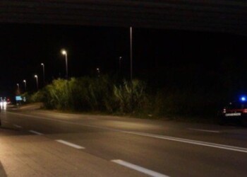 Auto contro scooter, muore ventenne