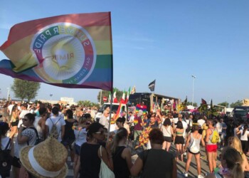 Bacia il compagno, aggredito a Rimini
