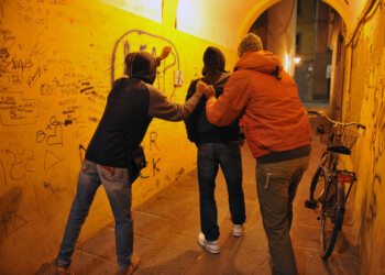 Banda di ragazzini ‘assedia’ una Chiesa