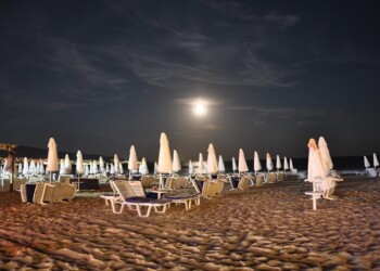 Bari, spiaggia rifiuta 13 persone malate di Aids/ “Qui non potete più entrare”