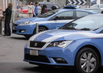 Bimbo 6 anni cammina sul tetto: salvato da polizia/ Livorno, padre era alle slot