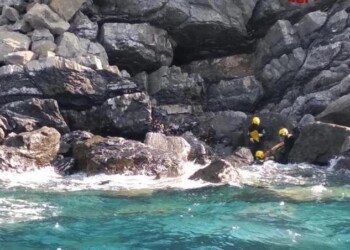 Cade da gommone, muore 67/enne