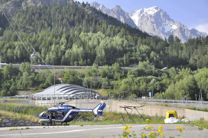Cade per 450 metri sul Monte Bianco, morto