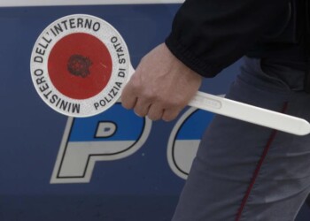 Calci su convivente e figlia, arrestato