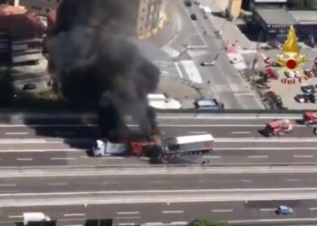 Camion a fuoco, chiusa l’A14 a Bologna