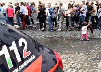 Che tristezza l’Italia che non sa più piangere assieme, nemmeno quando muore un carabiniere