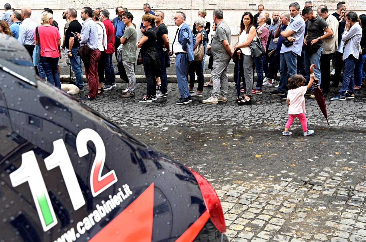 Che tristezza l’Italia che non sa più piangere assieme, nemmeno quando muore un carabiniere