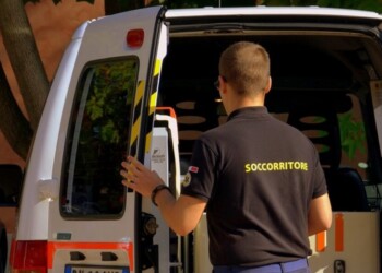 CHIAMA AMBULANZA PER INFARTO MARITO/ Moglie muore poco dopo per il dolore
