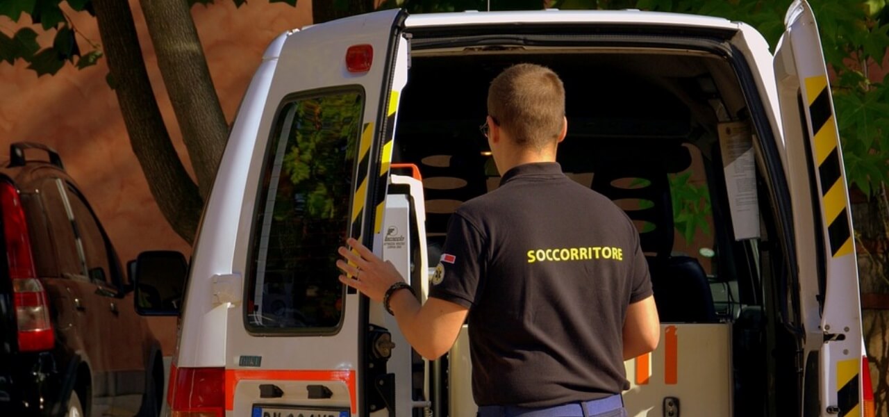 CHIAMA AMBULANZA PER INFARTO MARITO/ Moglie muore poco dopo per il dolore