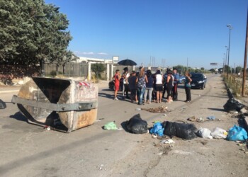 Da 14 anni in container, bloccano strada