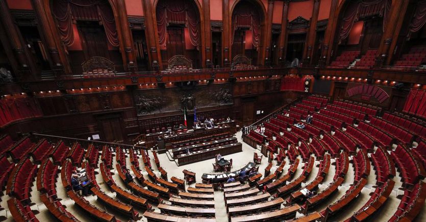 Decreto sicurezza bis, sì della Camera: 17 grillini non votano, Fico fuori dall’Aula