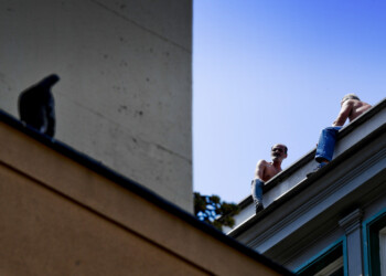 Ex dipendenti Jacorossi su tetto palazzo