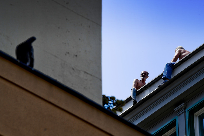 Ex dipendenti Jacorossi su tetto palazzo