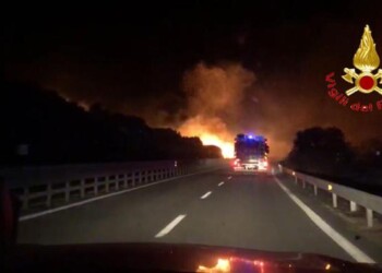 Fiamme nel Nuorese, bloccata statale 131