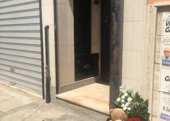 Fiori e orsetto davanti a casa vittima