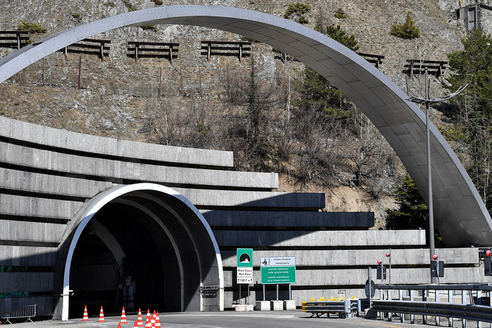 Fumo da un bus nel tunnel del Monte Bianco, 67 evacuati