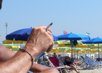 Fumo in spiaggia, a Ravenna prime multe