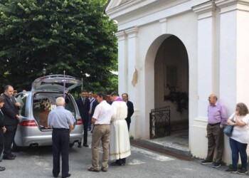 Funerale Deborah, folla in chiesa