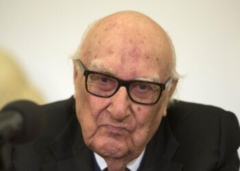 Funerali Andrea Camilleri, addio al Cimitero Acattolico/ Saluti di Montalbano e Mimì