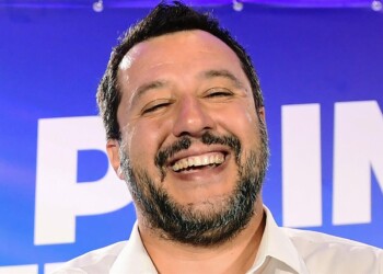Fuori gli 80 euro, dentro la flat tax: ecco il piano di Salvini per non rimangiarsi la parola (senza far arrabbiare l’Europa)