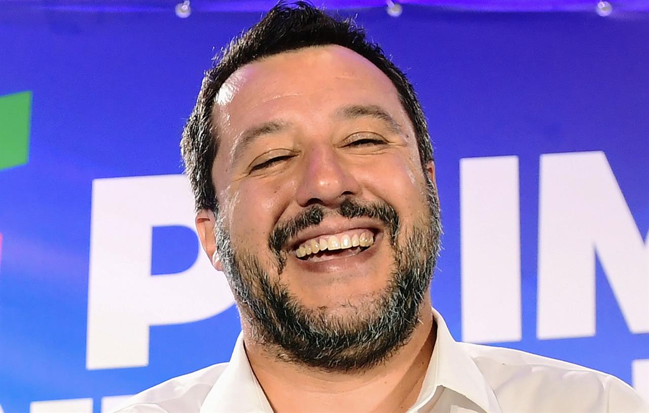 Fuori gli 80 euro, dentro la flat tax: ecco il piano di Salvini per non rimangiarsi la parola (senza far arrabbiare l’Europa)