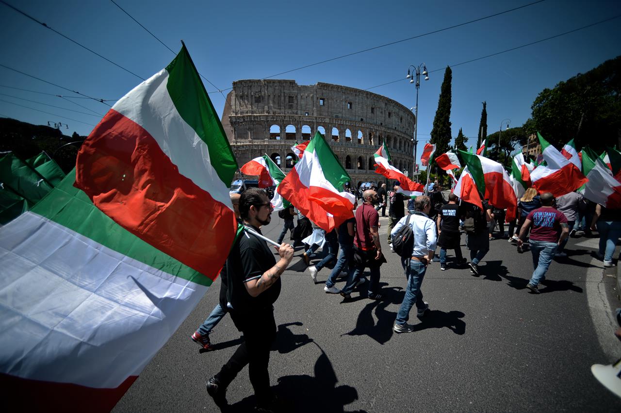 Insulti alla capitana e muro anti migranti: italiani, siete diventati un popolo di nutrie