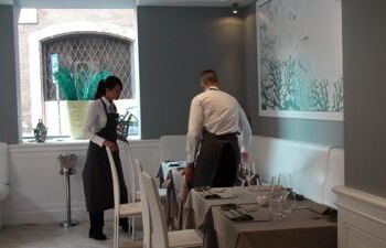 Lavoro: è ‘caccia’ a camerieri, agenzia ‘Orienta’ ne ricerca oltre 200
 