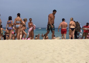 Magnini salva bagnante in Sardegna